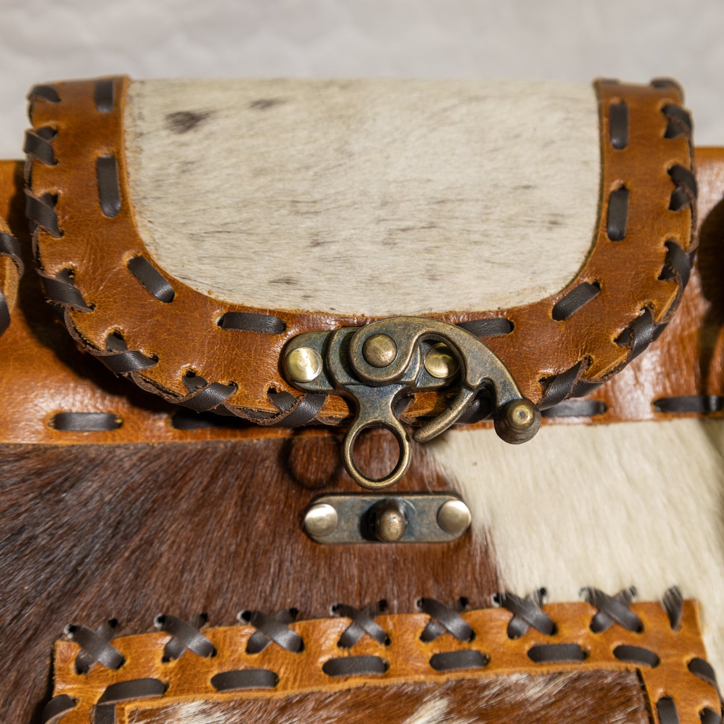 #100 BACKPAK / BRASS CLOSURE ON FRONT POCKET WITH LEATHER LACING