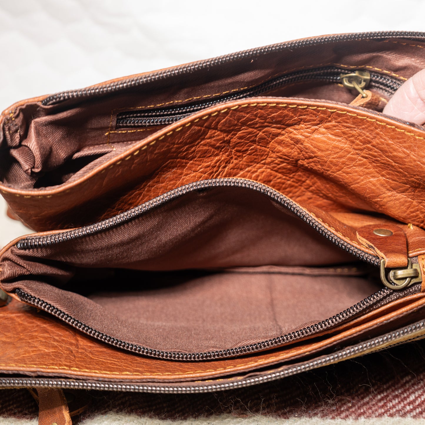 #159 CROSS BODY ZIPPER FRONT/ COWHIDE FRONT/LEATHER BACK