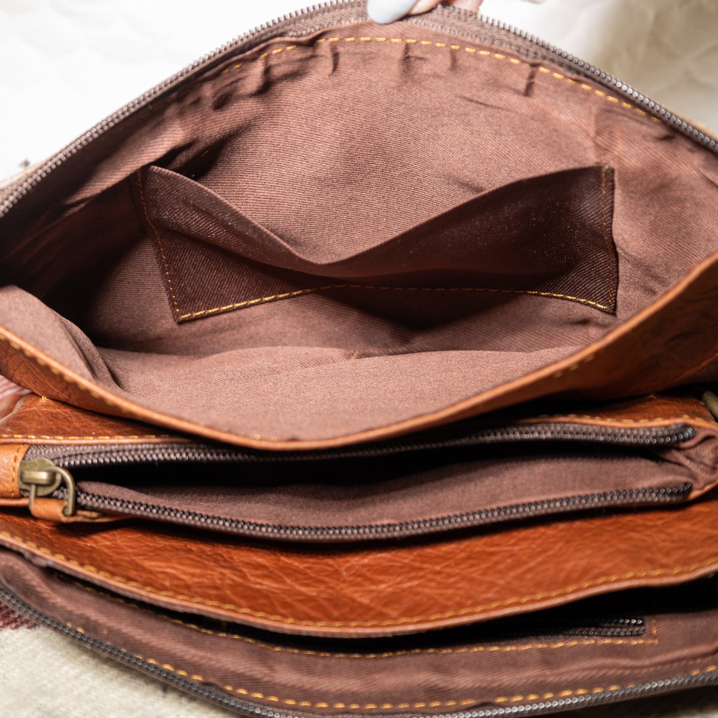 #159 CROSS BODY ZIPPER FRONT/ COWHIDE FRONT/LEATHER BACK