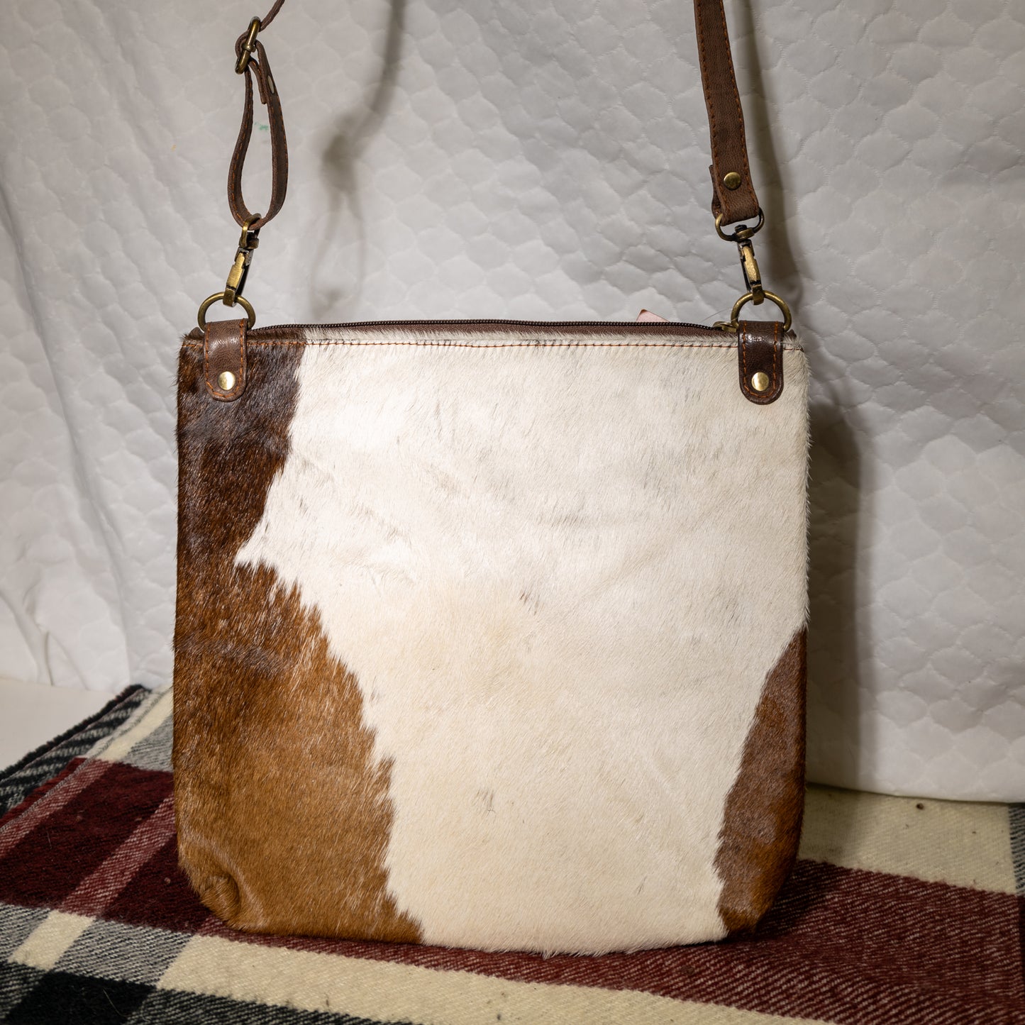 #105 LARGE CROSS BODY/ COWHIDE FRONT/LEATHER BACK W/ ZIPPER