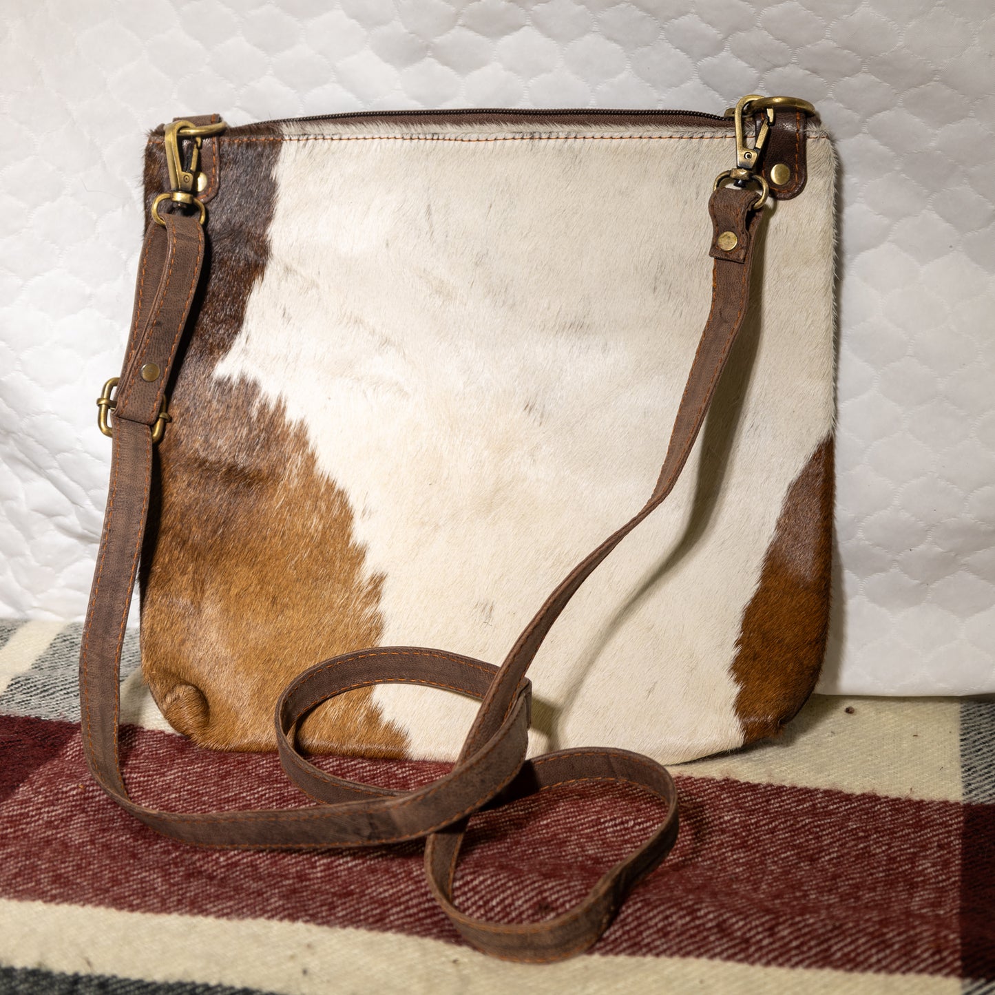 #105 LARGE CROSS BODY/ COWHIDE FRONT/LEATHER BACK W/ ZIPPER