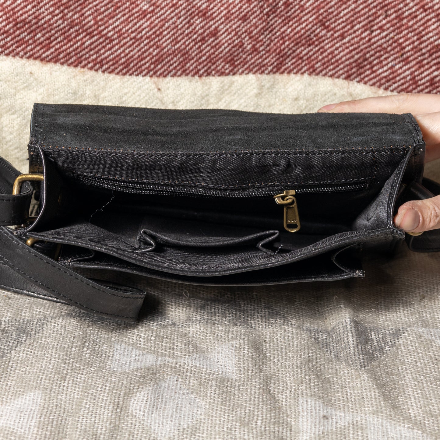 #217 PURSE ALL LEATHER/FRONT POCKET/ZIPPER IN BACK